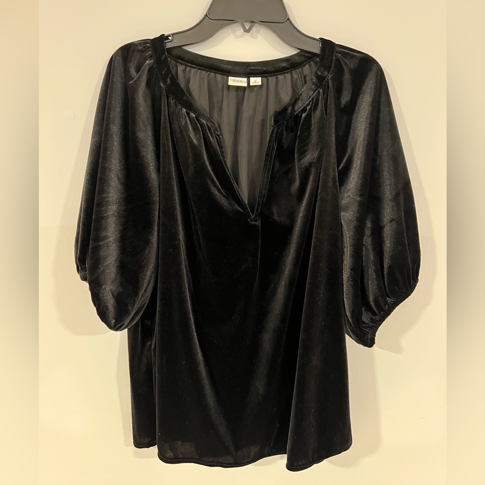 Gap women black velvet swing top with flutter sleeves